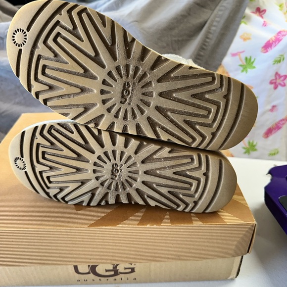 UGG Bailey Button Silver Metallic  Boots size 6 - Picture 2 of 5